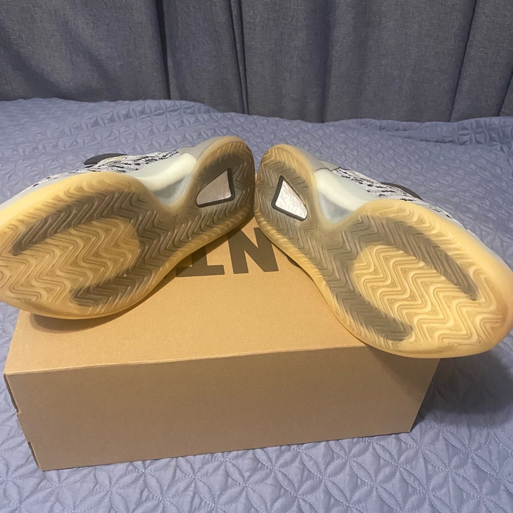Yeezy Quantum Sneakers in Black/Blue and Cream - Picture 5 of 11